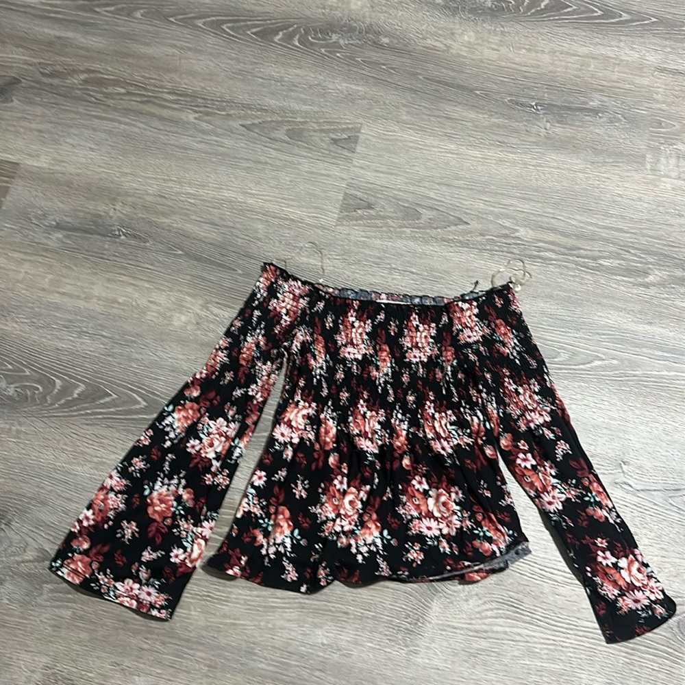No Comment Floral Off the Shoulder Top. Size Small